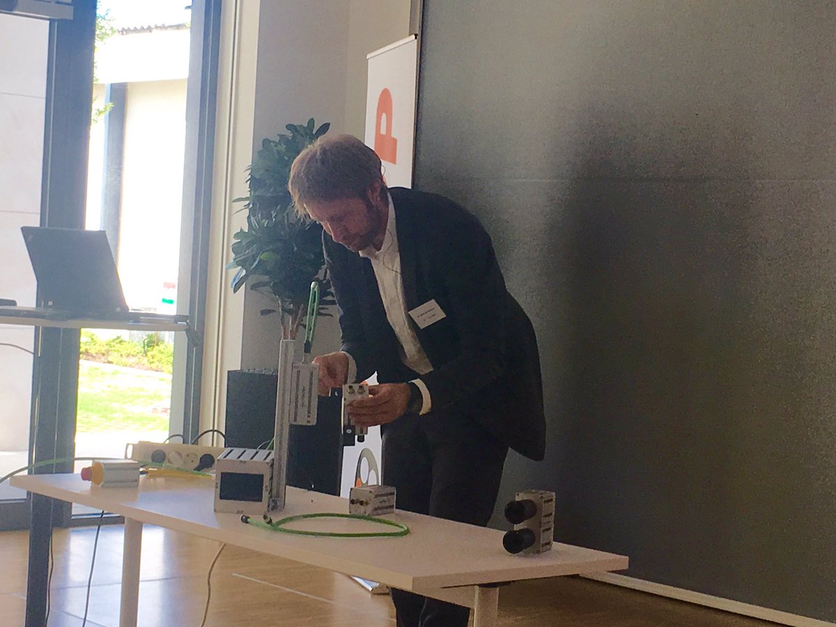 mkkrueg's tweet image. &quot;Es müssen drei Hürden überwunden werden -mechanisch, elektrisch und programmtechnisch - um zu einer Automatisierungslösung zu kommen&quot;, Dr. Julien Mintenbeck, #Robodev, @lapp_deu vfv18