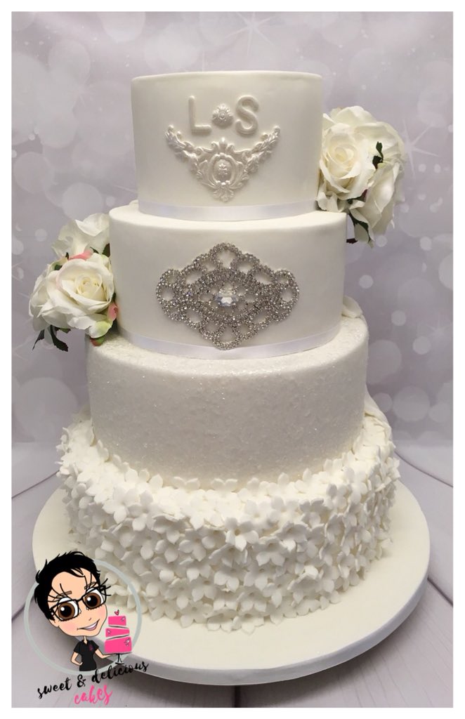 sweetanddel's tweet photo. Refreshing one of my display cakes. 

#weddings #weddingcake #hiddenback #starwars #sparkle #flowers #jewels https://t.co/UYG31KrWNI