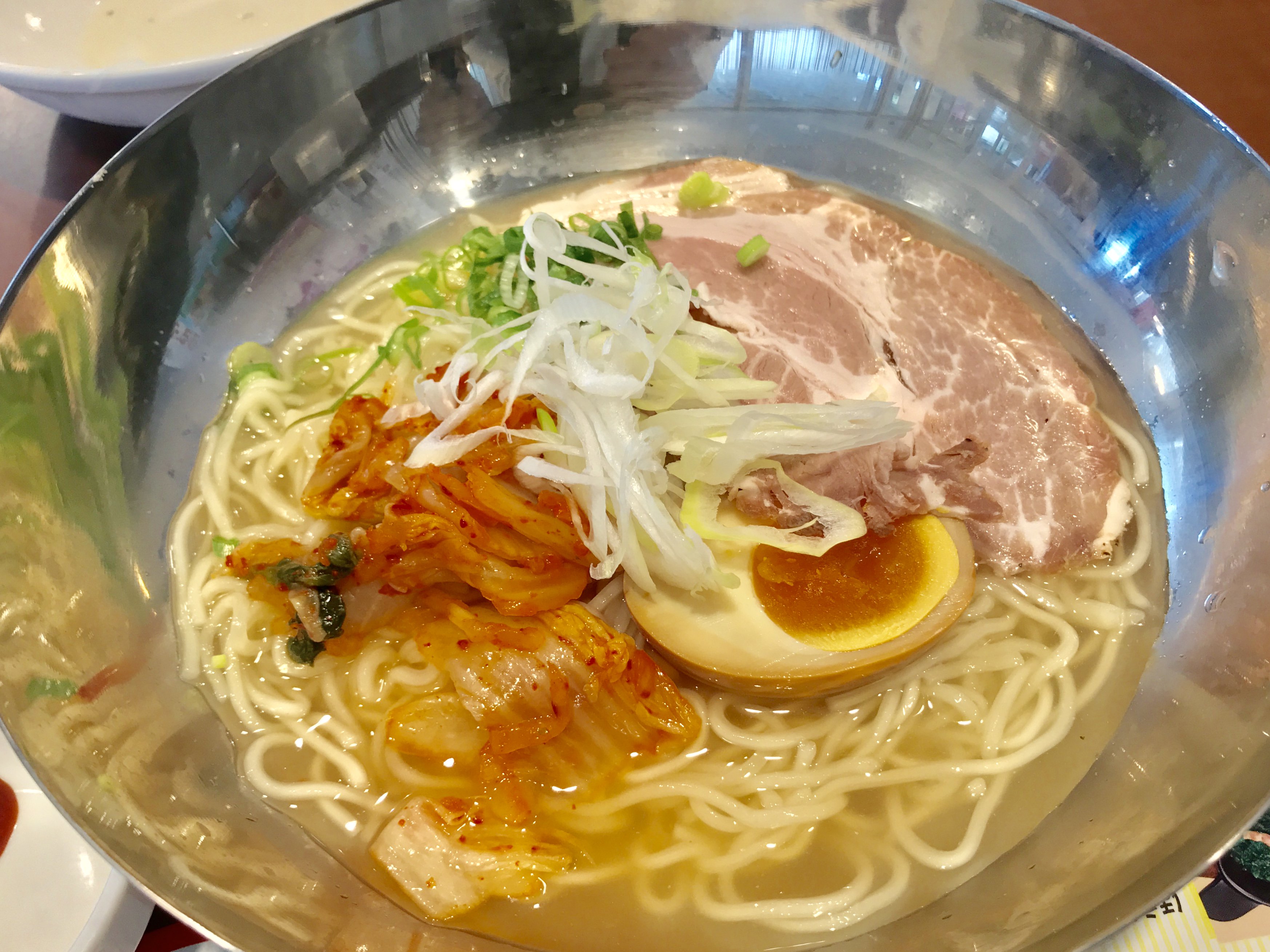 ｄｂｏｙ 無機物になりたい そして今年も始まったガストの夏メニュー 白冷麺 去年は冷麺が無く冷やし担々麺だけやったけど復活 残念ながら蕎麦粉じゃ無く小麦粉 澱粉の麺やけど ファミレスにしてはギリギリ及第点かな まぁ我孫子の ランチタイムで