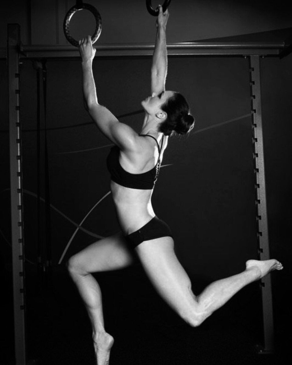 JennyPacey's tweet photo. When you compete against everyone else ... Only a few people help you. When you compete against yourself ... everyone’s behind  you ⚔️ . It’s been a interesting and very special transition from professional athlete to trainer #gladiator #athlete #journey #perpose #evolution https://t.co/01ur3o7MiO