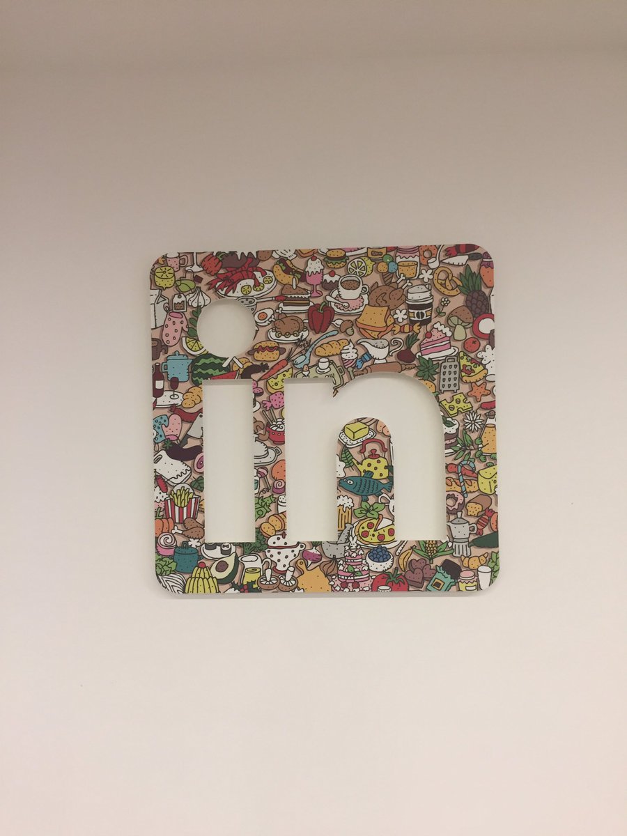 gemvms's tweet image. A sneak peak at the @LinkedIn LDN office after today's LinkedIn #tech #inspire event. Loved the Harry Potter classroom with potions! A great way to bring an informal environment to a business meeting or masterclass 👌🏻