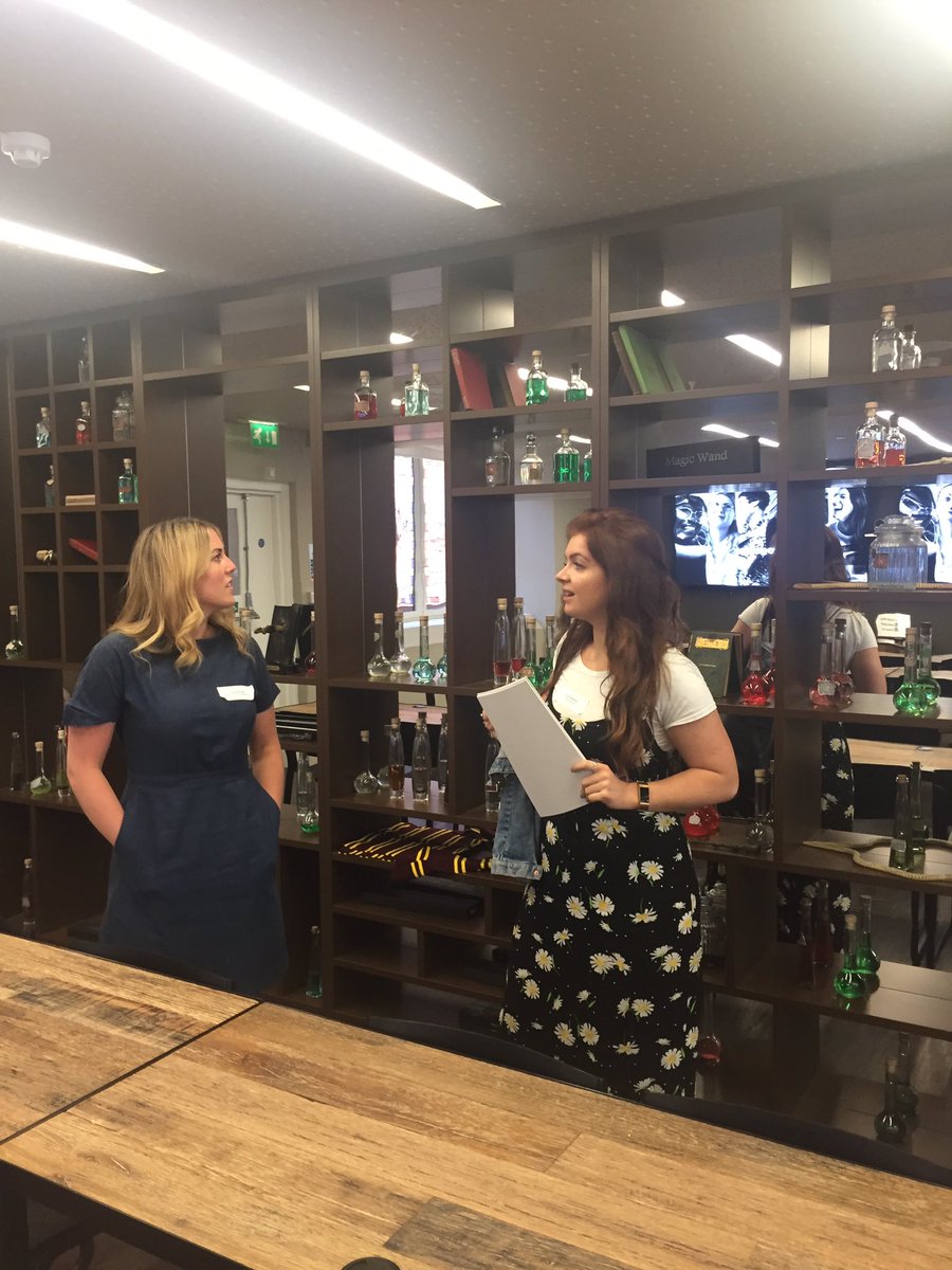 gemvms's tweet image. A sneak peak at the @LinkedIn LDN office after today's LinkedIn #tech #inspire event. Loved the Harry Potter classroom with potions! A great way to bring an informal environment to a business meeting or masterclass 👌🏻