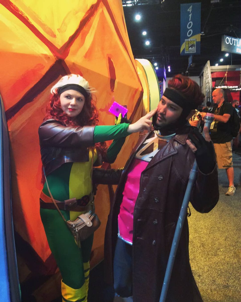 ddtcosplay's tweet photo. Gotcha, Mon Ami! 💚💛💜🖤
#gambit #gambitcosplay #rogue #roguecosplay #RoGambit #Romey #RogueandGambit #xmen #xmencosplay #mutant #mutantsunite #SDCC #SDCC2017 #couplegoals #couplecosplay #cosplaycouple #DDTCosplay https://t.co/sHw6WAHqmA