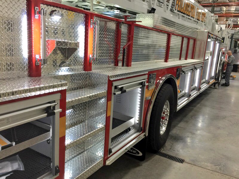 PFDTonySneidar's tweet image. The first new @PierceMfg #tillerladder being built for @PhillyFireDept undergoing final inspection. Features include recessed/lit grab handles, huge compartments and LED lighting. #PFDLogistics @PhillyMayor
