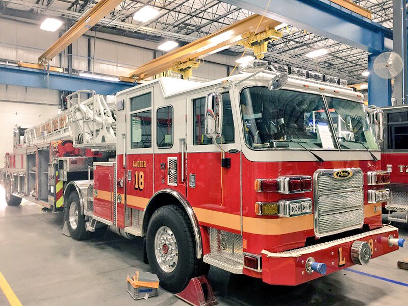 PFDTonySneidar's tweet image. The first new @PierceMfg #tillerladder being built for @PhillyFireDept undergoing final inspection. Features include recessed/lit grab handles, huge compartments and LED lighting. #PFDLogistics @PhillyMayor