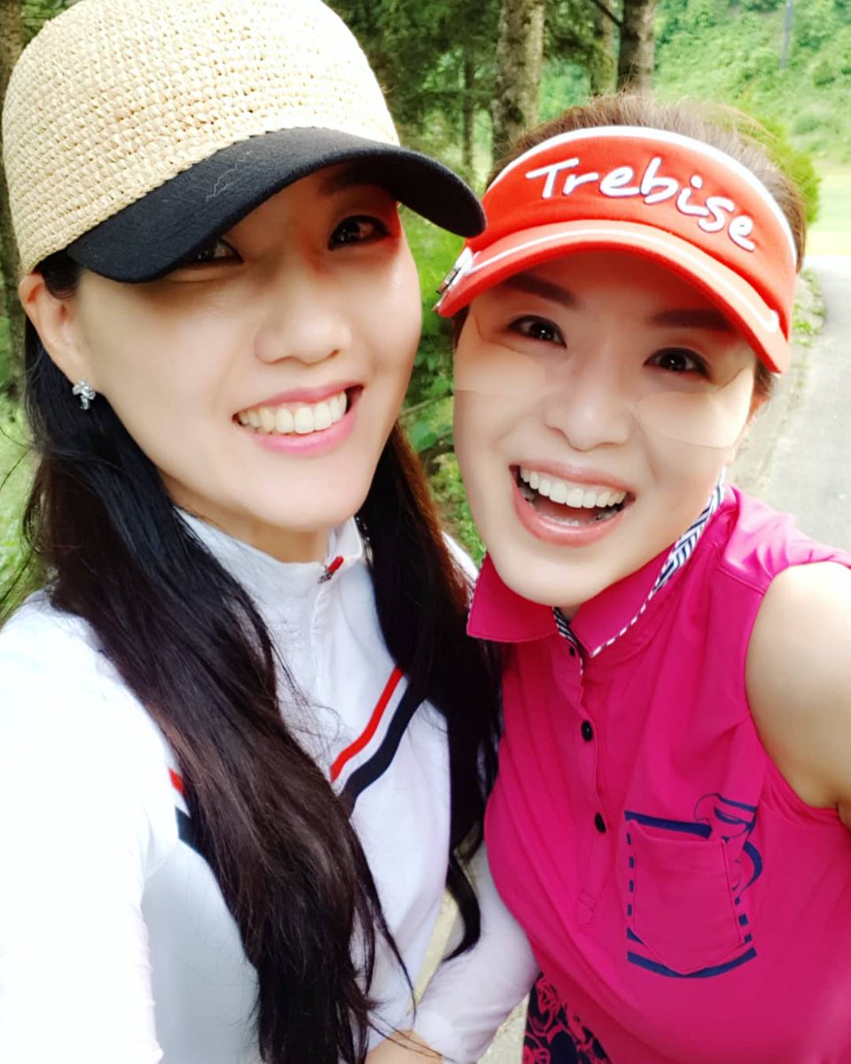 okmat5966's tweet photo. 2018. 6. 25
in 한원CC

《 트레비스연예인골프구단 6월 정기라운드 》 우리조 정동환선생님, 김지선언니, 김봉록대표님과 옥이의 즐거운 라운딩~

#트레비스연예인골프구단 #정기라운드 #골프 #골프웨어 #trebise #온유어페럴 #정동환 #김지선 #김봉록 #국악인 #전해옥  #즐거운라운딩 #한원CC https://t.co/myXpY0h1xf
