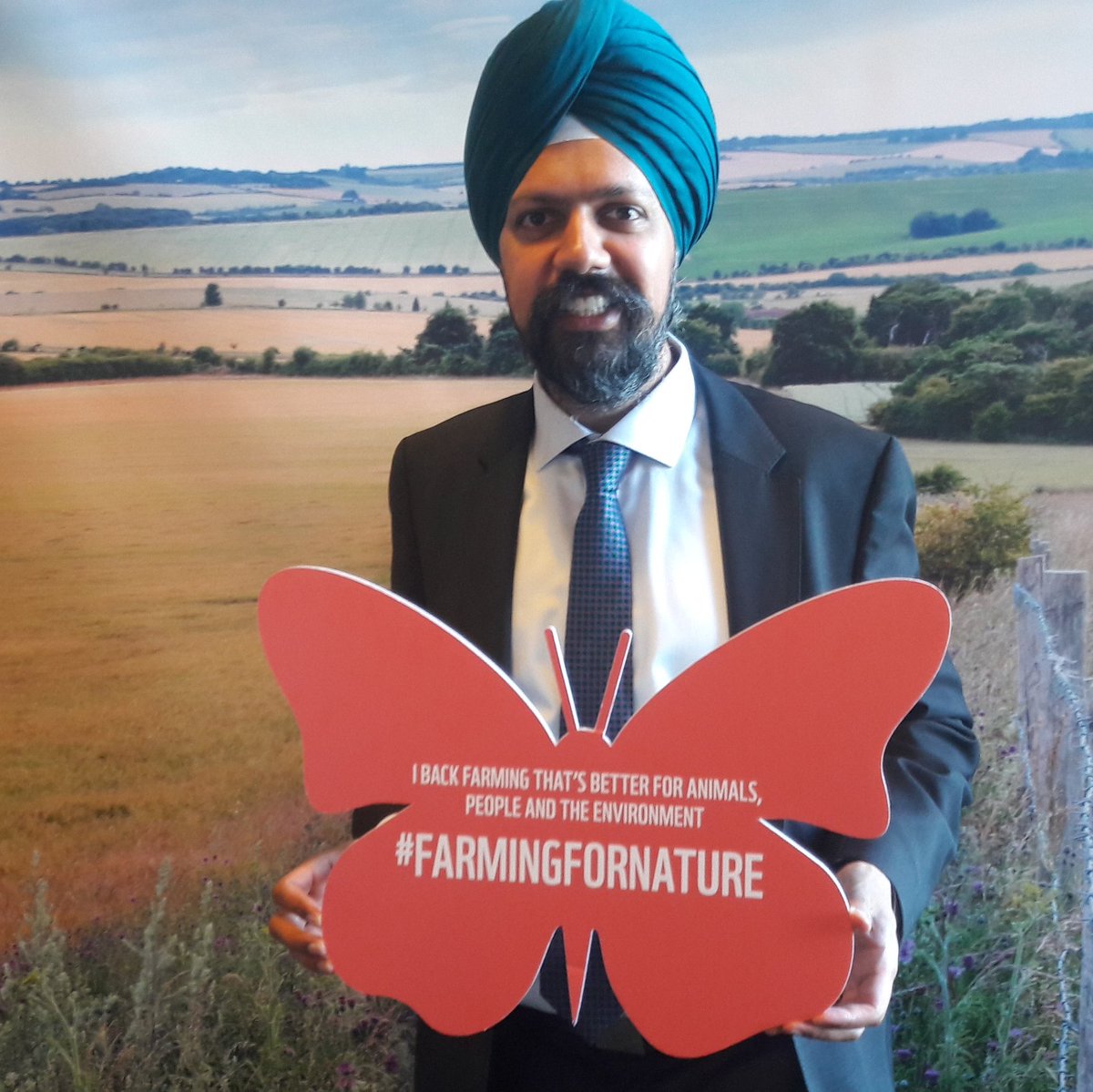 Really great to meet @TanDhesi today to talk about the importance of nature friendly farming. Thanks for stopping by! #farmingfornature