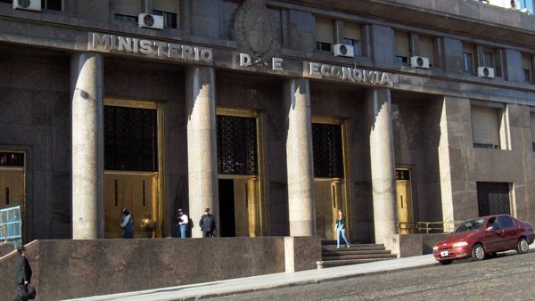 #Economía La deuda externa crece a un ritmo de más de USD 213 millones por día

El Indec informó que entre enero y marzo aumentó en USD 19.192 millones. Ascendió a USD 253.741 millones. Estuvo impulsada por el sector público en su conjunto.