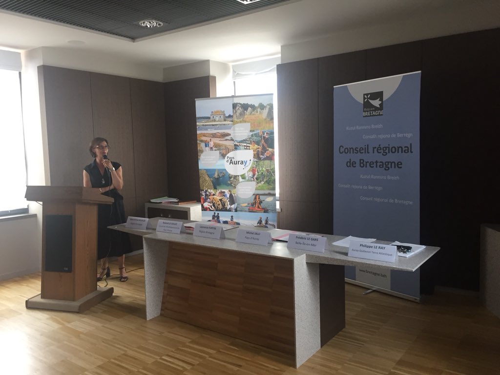 FORTINLhour's tweet image. À #Crac’h, visite d’un projet #multifonctions  #bibliotheque #cantine #CLSH, #CCAS soutenu @regionbretagne  et signature de l’avenant au contrat de partenariat #PaysdAuray #Region