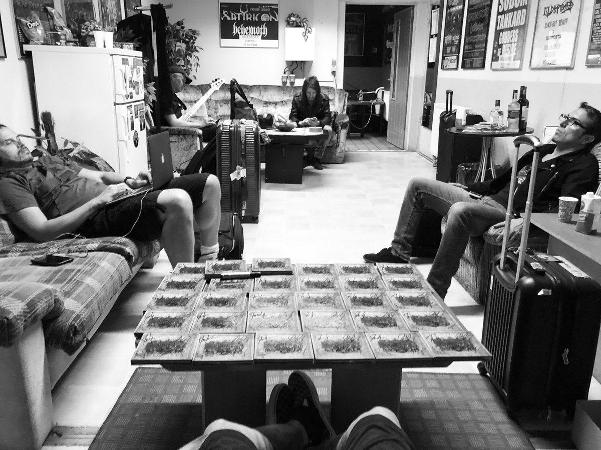 MikePortnoy's tweet photo. Here’s a taste of what the other 22 hrs out of the day on tour are like... https://t.co/SSQY5ZnbOR
