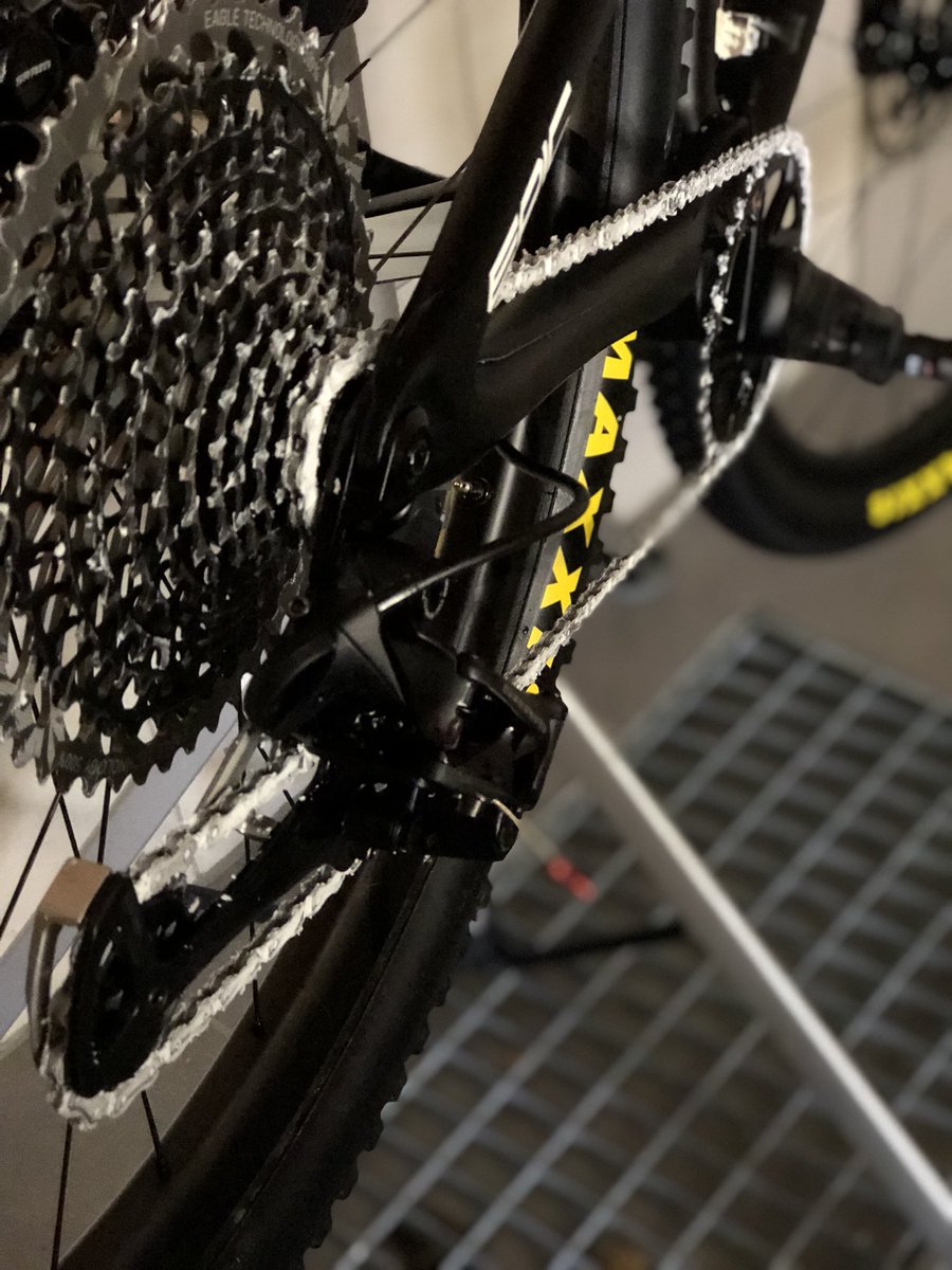 arnaudbeeckman2's tweet photo. @wendwaxworks @WendWax you just gotta love white waxed chains in the 18s😉 https://t.co/481y9PsfLX