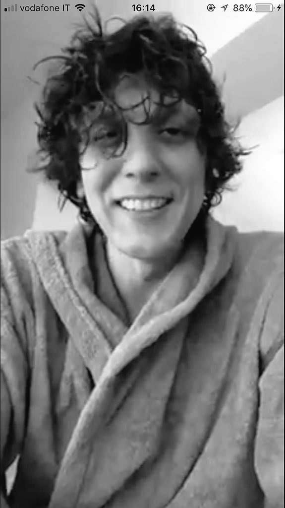 kitskatsy's tweet photo. Ha fatto una diretta solo per ringraziarci per gli ultimi tre anni  e mi sembrava anche commosso aiuto 😭💛

#ErmalMeta #NonAbbiamoArmiTour #domanisiparte #grazieate https://t.co/aB6VawZ68J