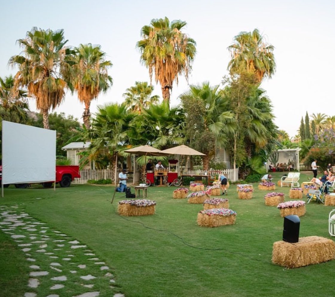 🎥Summer Movie Nights 
Wednesday, June 27th 8:30pm.
We will be playing JURASSIC PARK! 🍿 Complimentary popcorn, water &amp; lemonade. 
Pizzas, salads, cotton candy &amp; raspados available for purchase 
- -
▻ No charge but you need to make reservations | reservations@flora-farms.com