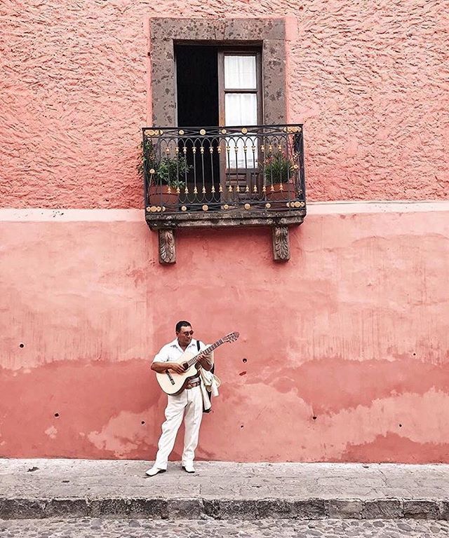 LyraAtlas's tweet photo. The color! The style! This is a dream. 😍
_____________________
photo by @marianamanina 
_____________________
#mexico #guanajuato #sanmigueldeallende #pinkwall #guitar #instamexico #lyraatlas #bucketlist #bucketlistcheck #wanderlust #tourist #travele… https://t.co/S46l6XOTgf https://t.co/IV3fInMq9F