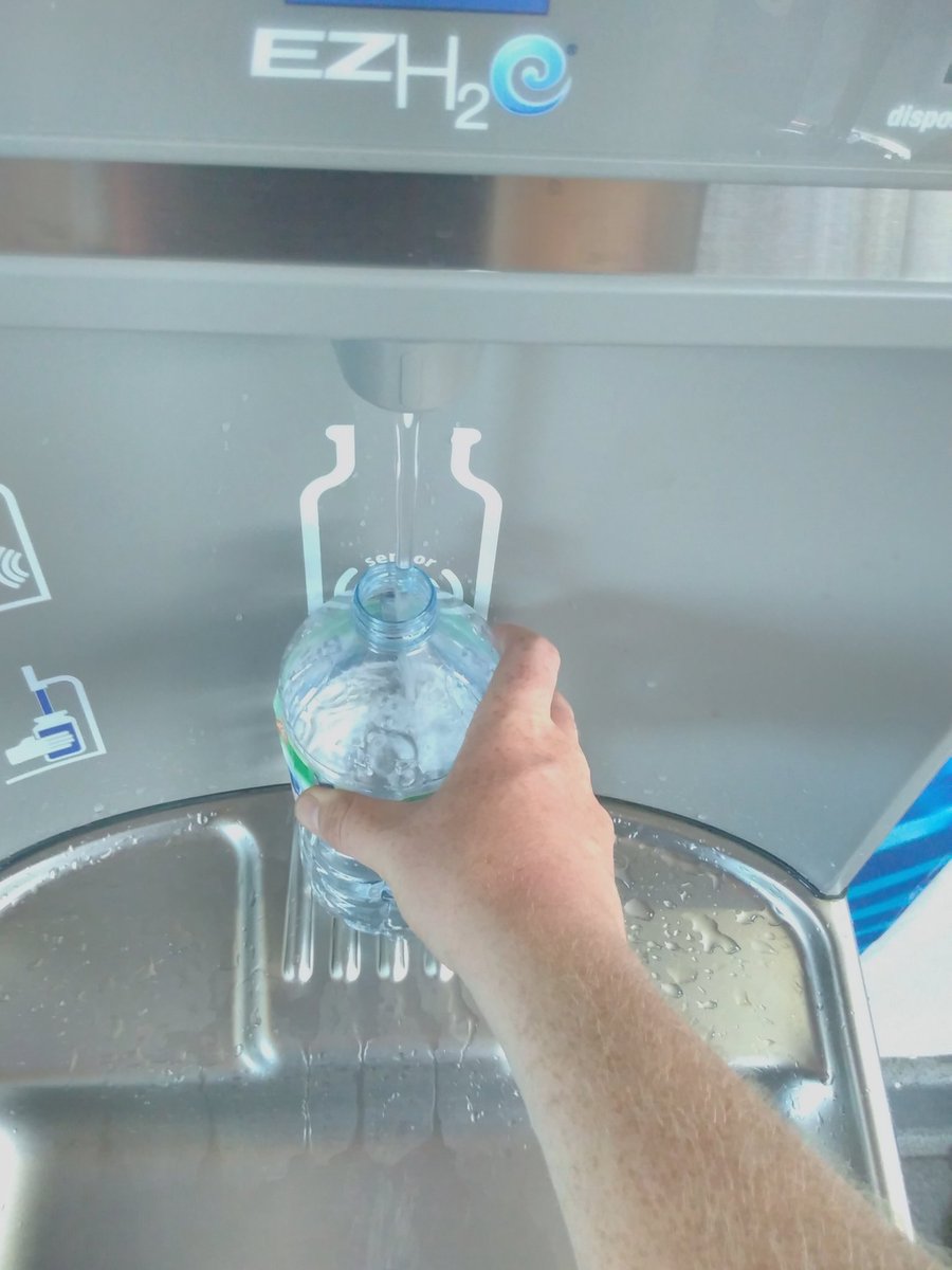 EnvirolutionUK's tweet photo. Well done to @NetworkRailMAN for having a water refill point! :D they even do announcements over the tannoy encouraging people not to waste plastic and fill it up instead. Great stuff https://t.co/lwTj2s31tz