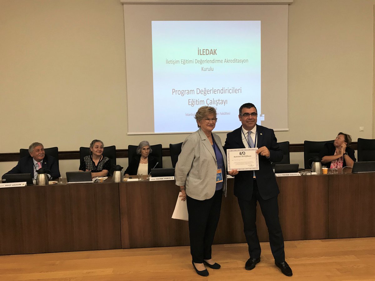 İLEDAK 5. Eğitimci/Değerlendirici Eğitim Çalıştayı'nın ardından İstanbul Üniversitesi İletişim Fakültesi Dekanı Prof. Dr. Ergün Yolcu ve diğer katılımcılara İLAD Başkanı Prof. Dr. Aysel Aziz İLEDAK Program Değerlendiricisi sertifikalarını takdim etti.