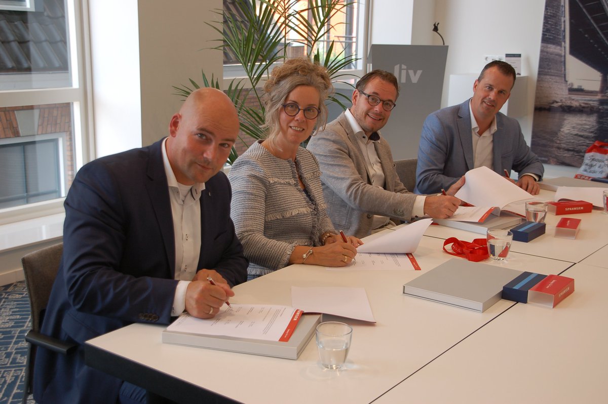 NIEUWS - Vandaag tekenden <a href="/KlokGroep/">KlokGroep</a> en <a href="/Trebbe1911/">Trebbe</a> een samenwerkingsovereenkomst met Spaansen en plantten een boom in de daktuin van LIV. Hiermee formaliseren zij het nieuwe LIV Tuinklaar. livwonen.nl/over-liv/nieuw…