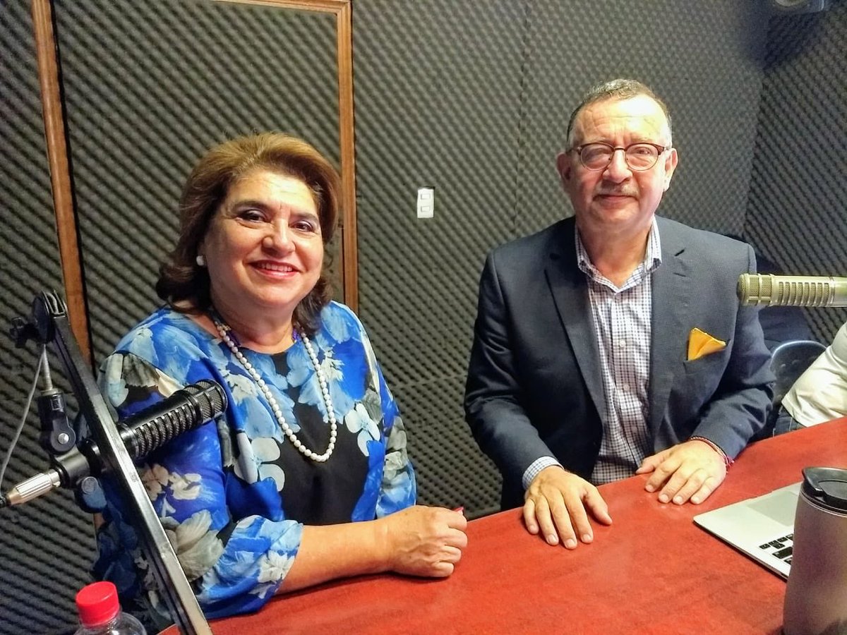 El ciudadano está harto de los políticos, soy una ciudadana y vengo a dar mi trabajo tres años a la ciudad, no soy política, ni he vivido nunca de la política. Vamos a poner orden en Hermosillo! Esta mañana con <a href="/COLUMNAVIVEROS/">COLUMNA DE VIVEROS</a> en #LasNoticiasEnKaliente