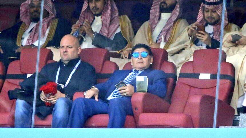 hay un maradona para cada momento de la gira y me pareció necesario hacer un thread 

23:30 esperando que te busquen para ir a la previa