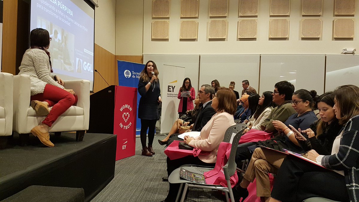 CarittaSeppa's tweet photo. @ddianasalazar presentar @GeekGirlsLatam at #WITLima2018. "Inspirar, empoderar y conectar mujeres latinas con STEAM". #womenintech #purpleheart #Lima https://t.co/jZTGhljzpb