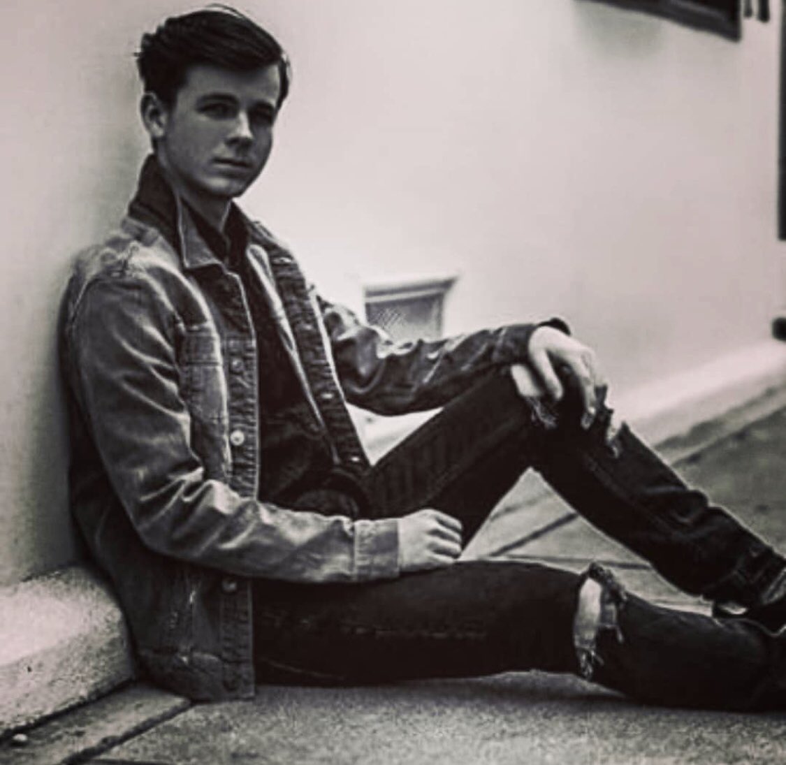 happy birthday to the handsome chandler Riggs .still crying over Carl .i hope you have a great day 