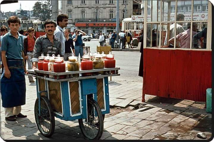 IstanLOOK's tweet photo. Turşu 
F: Eminönü, 1979 https://t.co/wNv0ZHz0pA