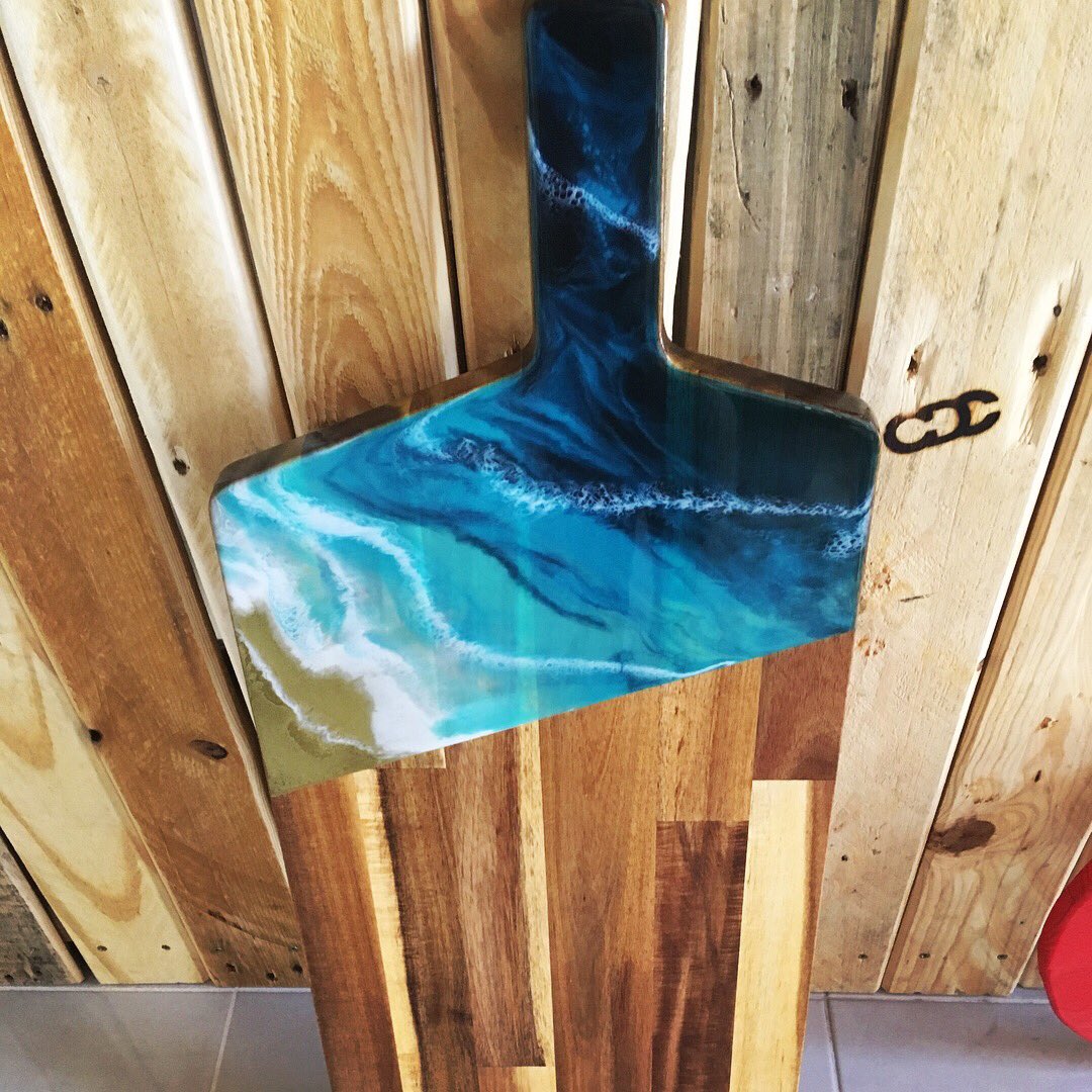 Extra large serving boards with seaside art 😍 #servingboard #lanzarote #abstractart #resinart #playablanca #cheeseboard #interiordesign #kitchenware