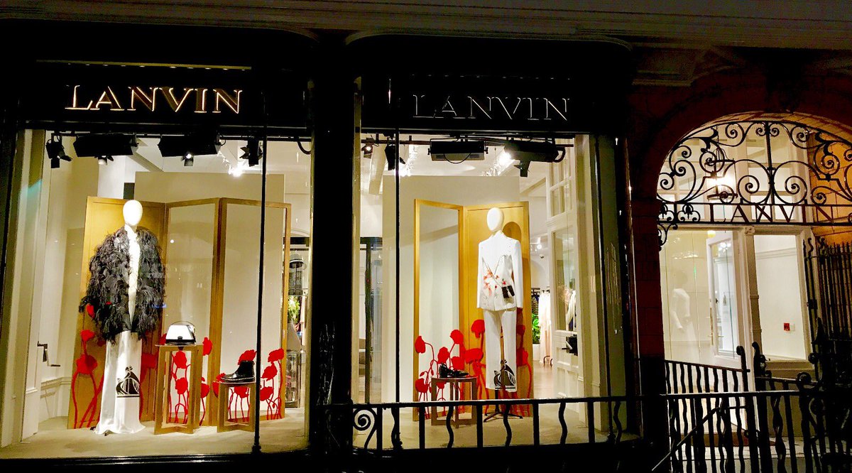 vmgraphx's tweet photo. Throwback to the Lanvin A/W17 gold leaf folding doors scheme.

Gold ✔️
Flocking ✔️
Product design ✔️
Visual merchandising ✔️

#VMG #production #windowdesign #retaildesign #fashion #menswear #tbt https://t.co/Rk0H7yMGuD
