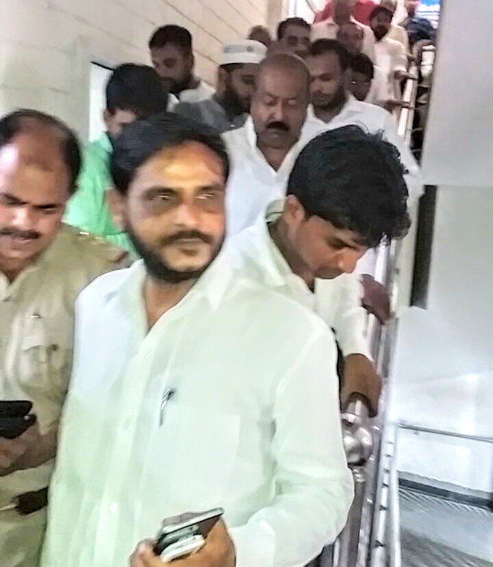 obaidquadri2's tweet photo. Janab @asadowaisi sahab ke hukum se AIMIM ki janib se Hapur me gau-atankiyo dwara mare Gaye Marhoom #Qasim ke Ghar unki beti ko #1lakh ki madad aur ghayal buzurg #samiuddin sb ko 50,000 rs ki madad dete hue #AIMIM ki team
@yadavakhilesh ji #BSP @INCIndia sab chup Kyu hai ? https://t.co/j1sQonWtdI