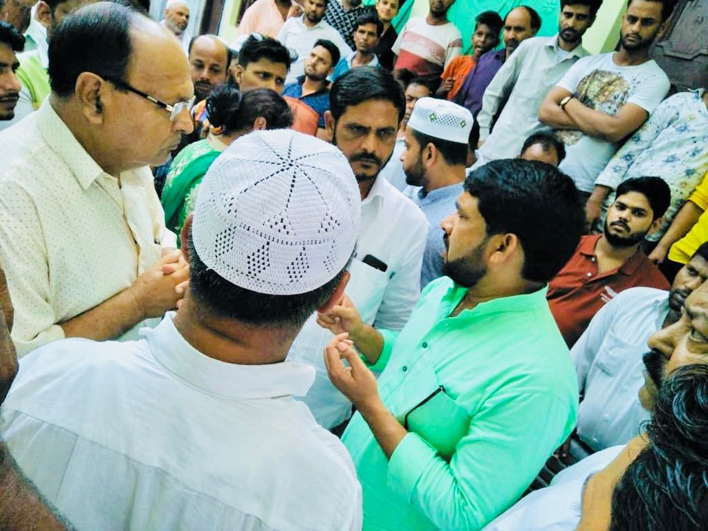 DrKhanShadab's tweet photo. Today AIMIM UP President Shaukat Ali along with AIMIM Spokesmen Syed Asim Waqar & AIMIM UP team handed over 1,00,000 to #Qasim’s daughter & Met #Samiuddin saheb in Hospital and handed over 50,000 to him
@asadowaisi
@syedasimwaqar
@ANINewsUP
@AmarUjalaNews @EtemaadDailyNew https://t.co/8MgGlVysTj