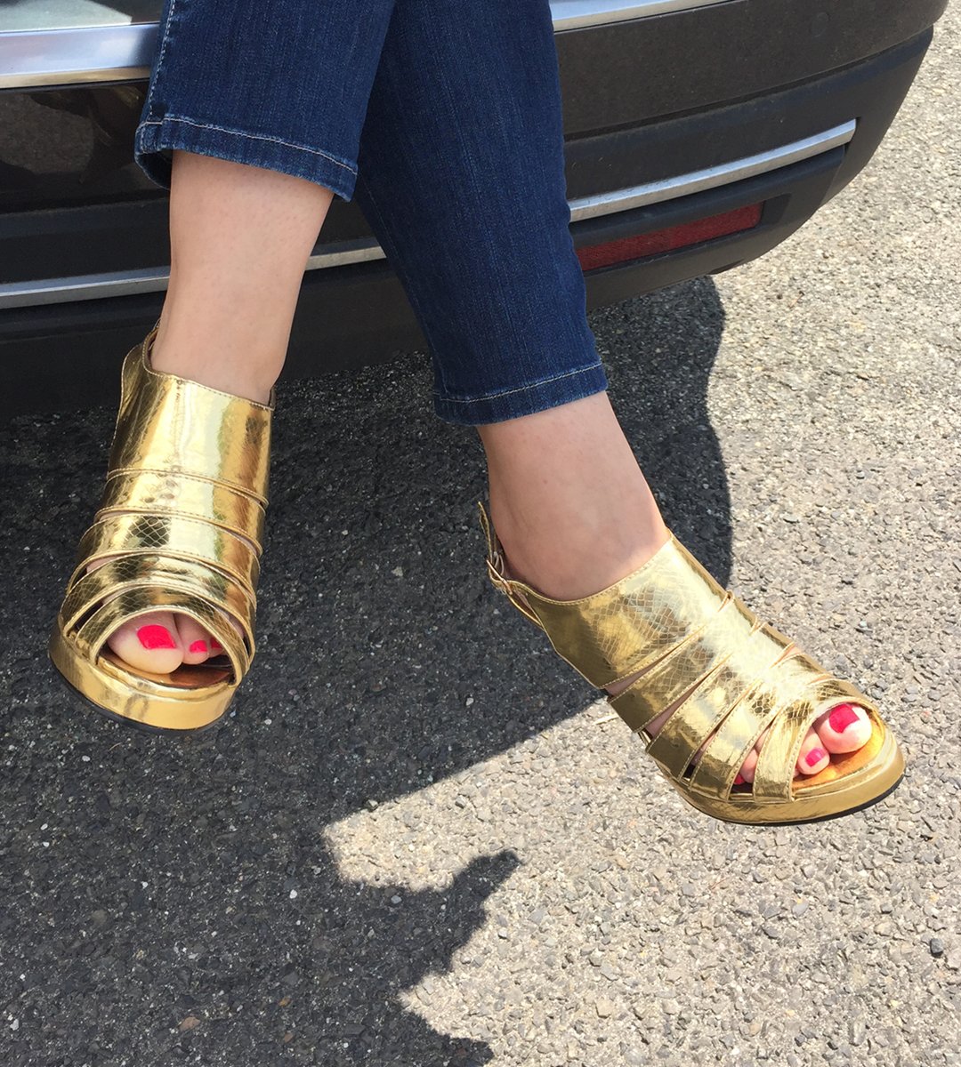 FazPaz_shoes's tweet image. #widewidthshoes#widenyourfashionpassion #somanystyles #apopofcolor#buymoreshoes👠 #floraljules