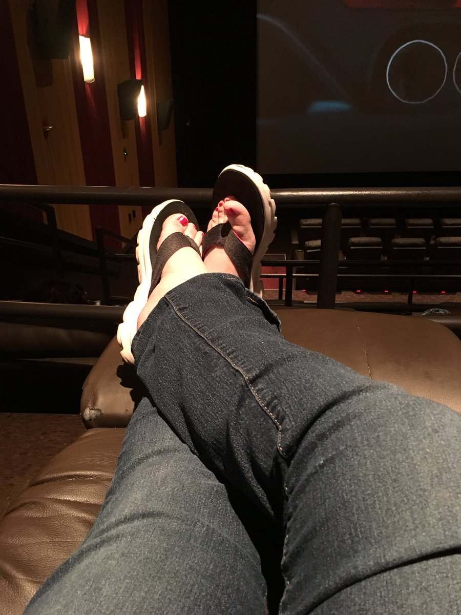 mandyrae80's tweet photo. @ScottJKyle1 Jurassic World for my Mama’s birthday #putyourfeetup  @prattprattpratt https://t.co/jqZVsOM5bN