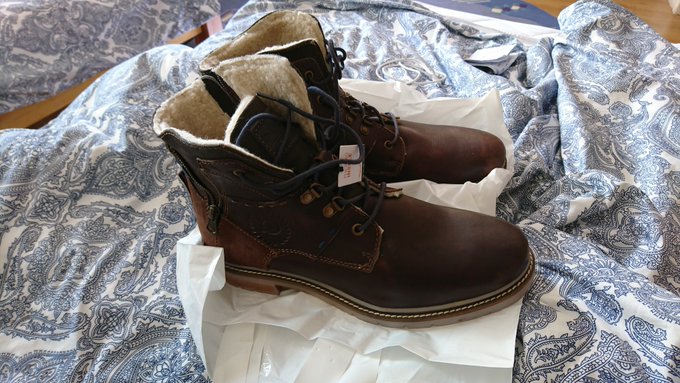 靴屋でアンティーク一点もので何故かサイズがドンピシャだったので買ってしまった・・・カバンに入るかしら 