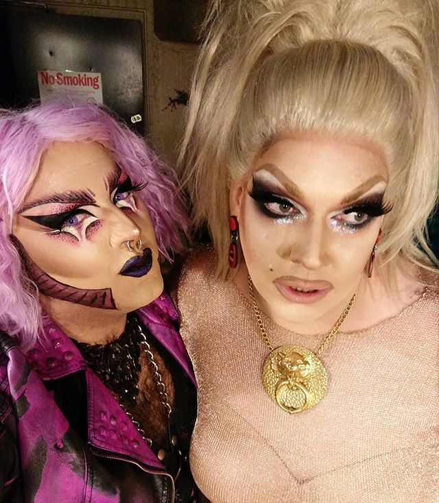 ShamPayne8's tweet photo. When Hurricane @fenabarbitall comes through the dressing room you take a selfie, obviously...
🌀🍹🤳
#gay #dragqueen #bostonqueen #bostondrag #makeup #mua #makeupartist #fenabarbitall #shampayne #MachineNightclub #sisters #pride #lgbtq #queer #clubkid #… https://t.co/0bObFReUo8 https://t.co/b2Auepke1O