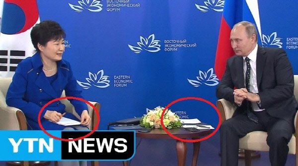 뭐 손에 들고 있느냐 테이블위에 있느냐 뭐 이런차이 아닌가! 나는 뭐 볼펜은 없었지만!!!