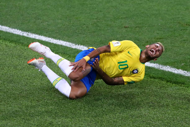 Uma foto do Neymar caído no gramado todo dia™.