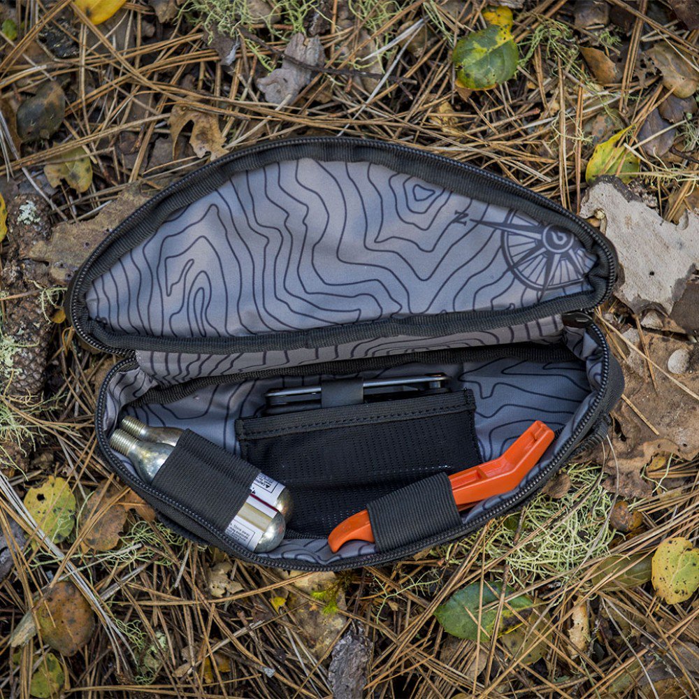 BlackburnDesign's tweet image. The Outpost Corner Bag is made to fit that small spot behind your head tube - perfect for storing a CO2, tube, and tools. Also perfect for storing snacks, and more snacks, and other snacks. #getoutthere #bikepacking #snackpacking #blackburndesign