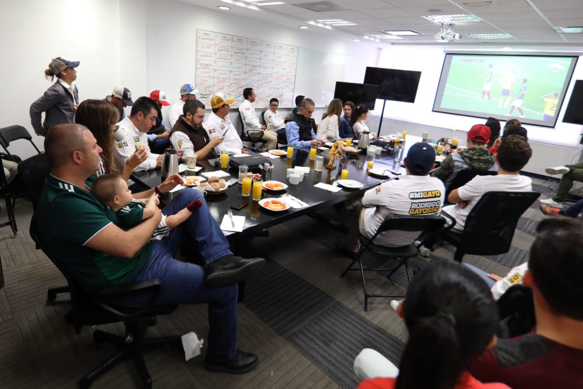 Apoyando a <a href="/miseleccionmx/">Selección Nacional</a> en compañía de mi familia y el equipo de campaña. ¡Vamos 🇲🇽!. #MexicovsSuecia #MEX #Rusia2018