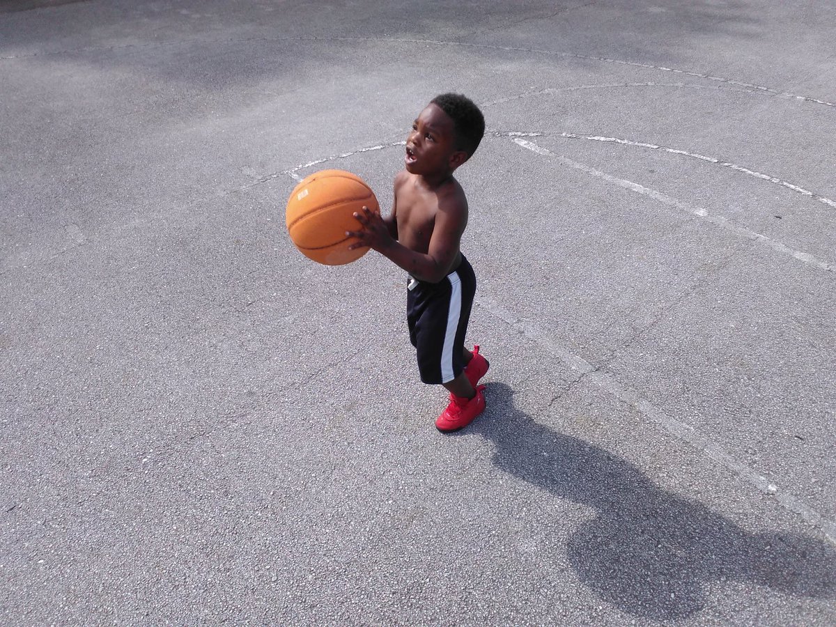 JoshuaCut10's tweet photo. Today I got another chance to workout and train this wonderful, awesome, full of energy FOUR YEAR OLD Jarnard Jr 🏀 we worked on passing (chest, bounce, overhead), conditioning, and dribbling advancing to a little crossover 👌🏿 YOUTH DEVELOPMENT #JDTP #MoreLife 🤘🏿 https://t.co/PXkwiUEIUz