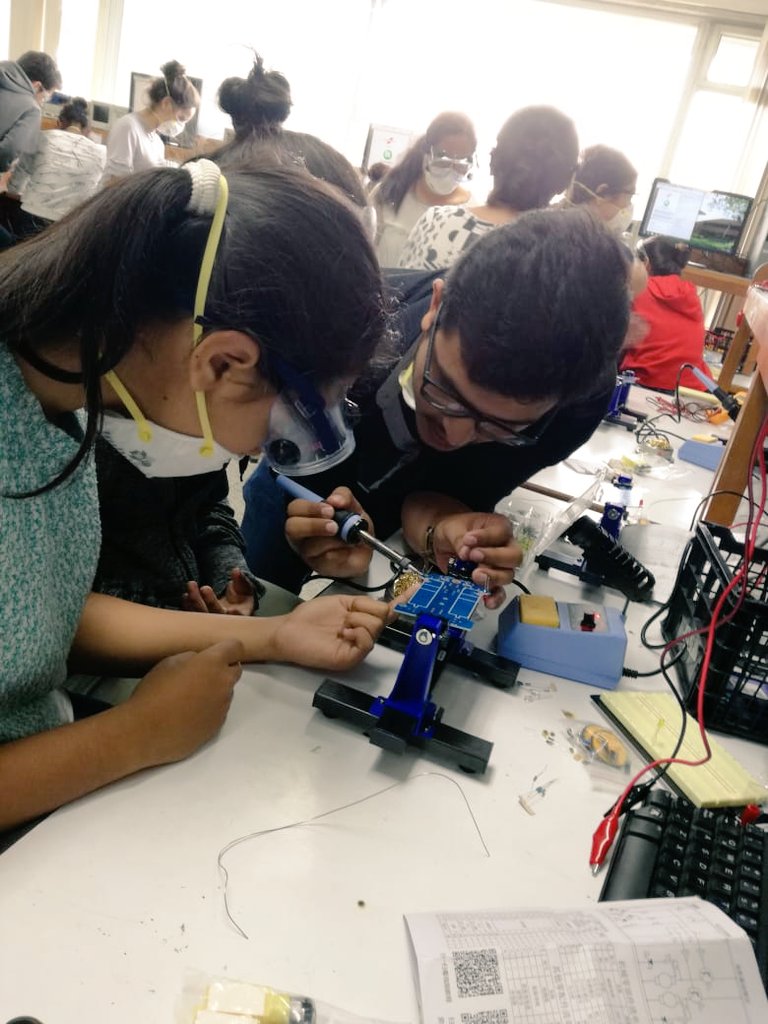 uvggt's tweet photo. Hoy en nuestro curso de ingeniería para mujeres, impartido por la ingeniera Madeline Hickman con el apoyo de la embajada de Estados Unidos. #STEMuvg #ingenierasuvg @usembassyguate @USAIDASHA1 https://t.co/ml5z4Nu1Tv
