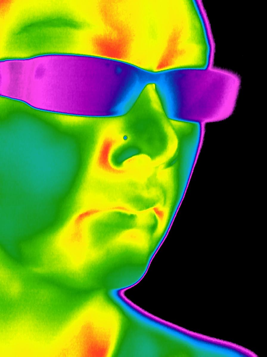 ScienceSource's tweet photo. This #Thermogram Photo Confirms It...SUNGLASSES ARE COOLER! 

#NationalSunglassesDay #scienceimages #stockphotos #infrared #photography https://t.co/9vr6r3wisp