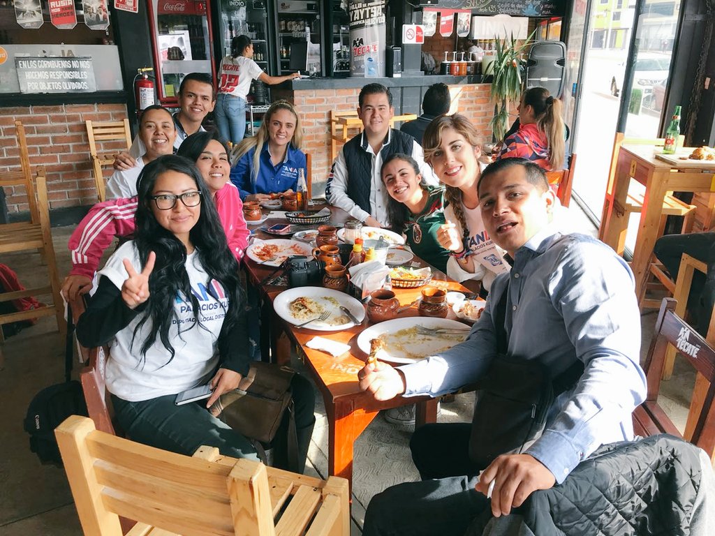 vichita23's tweet photo. Compartiendo la pasión ⚽💃#Tuvoztransforma 💙
"No pasamos porque Corea le ganó a Alemania, pasamos porque #Mexico le gano a Alemania y a Corea" 💚⚪🔴 https://t.co/K34sn8keQO