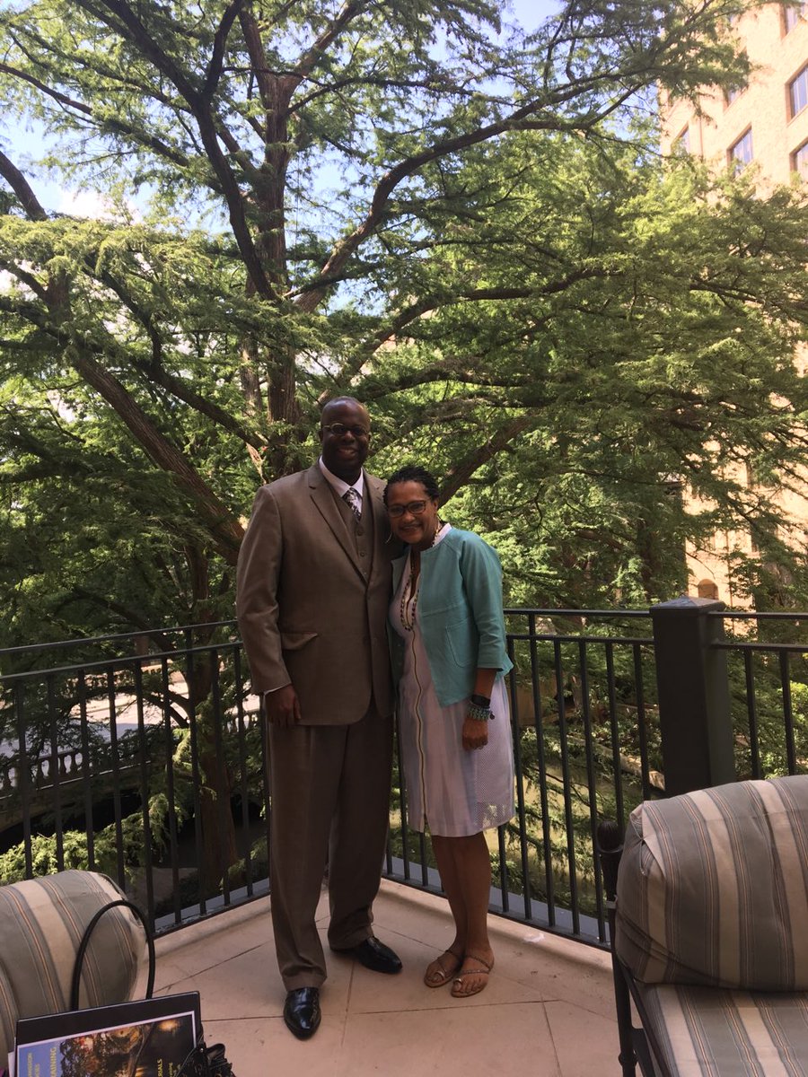 Chadlassiter's tweet photo. Nice moment with my new colleague who heads up the Connecticut Human Relations Commission. #eeocconference, #universalchange https://t.co/ofRiMkHdkP