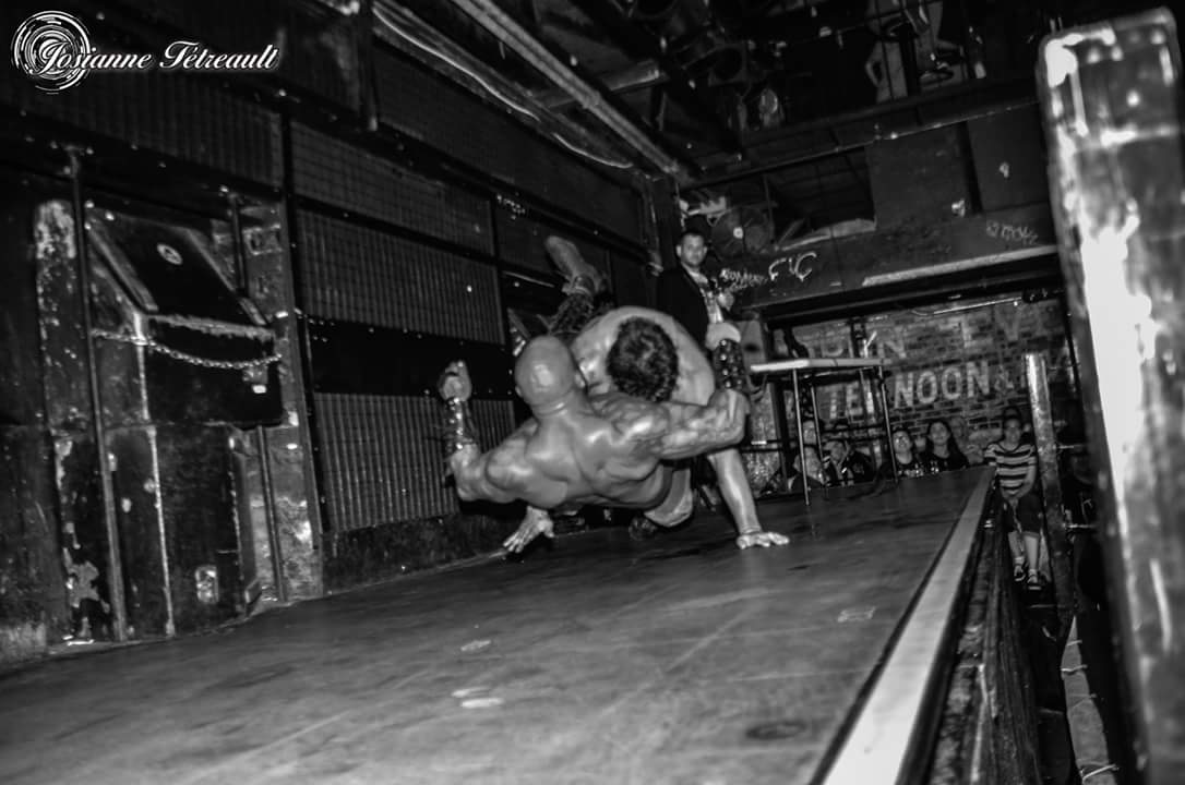 JoRebelshot's tweet photo. N'importe quel surface peut servir pour avoir le dessus sur quelqu'un...
@frankytm VS @MathStjacques at @TheBATTLEWAR
#FoufouneElectrique #IndieWrestling #Wrestling #Battlewar https://t.co/QWlnCSj8m2