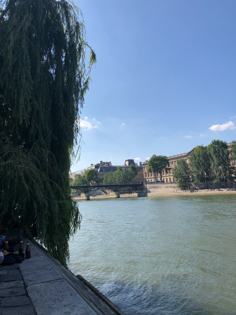 joshed_io's tweet photo. Found a beautiful, shaded spot along the Seine for tonight’s #DevRelSalon, at the end of Île de la Cité on the Pont Neuf side. Any DevRels and developers in town are welcome to drop by! https://t.co/r6MSD9XjQ0