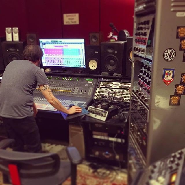 AudioMusicSound's tweet photo. Reposting @fromclayband:
Joel mixing us into something pretty cool. #recordingstudio #mixing #mixingengineer #elementrecording #music #musicproduction https://t.co/LJM5dxesOR