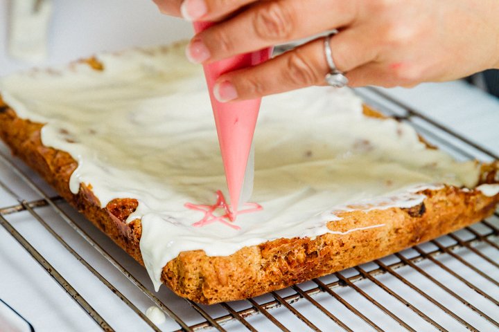 TheSweetNerd's tweet image. Thanks to Christina Tosi of @milkbarstore I whipped up a batch of these Strawberry #Cornflake #Bars for #FourthofJuly. Super delish with strawberries and #marshmallows and covered in melted white #chocolate. Fun for #summer! thesweetnerd.com/july-4th-straw… @LoveGhirardelli
