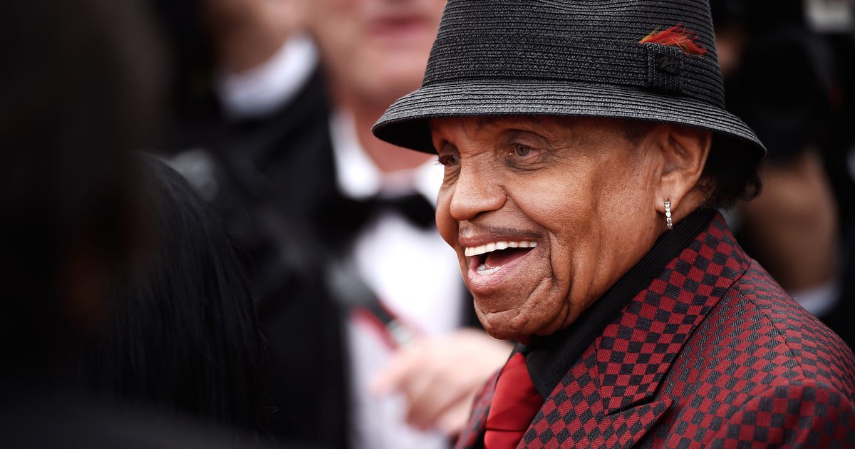 Joe Jackson, the controversial Jackson family patriarch who ushered the careers of the Jackson 5 and Michael Jackson, has died at age 89 rol.st/2Mqfudc