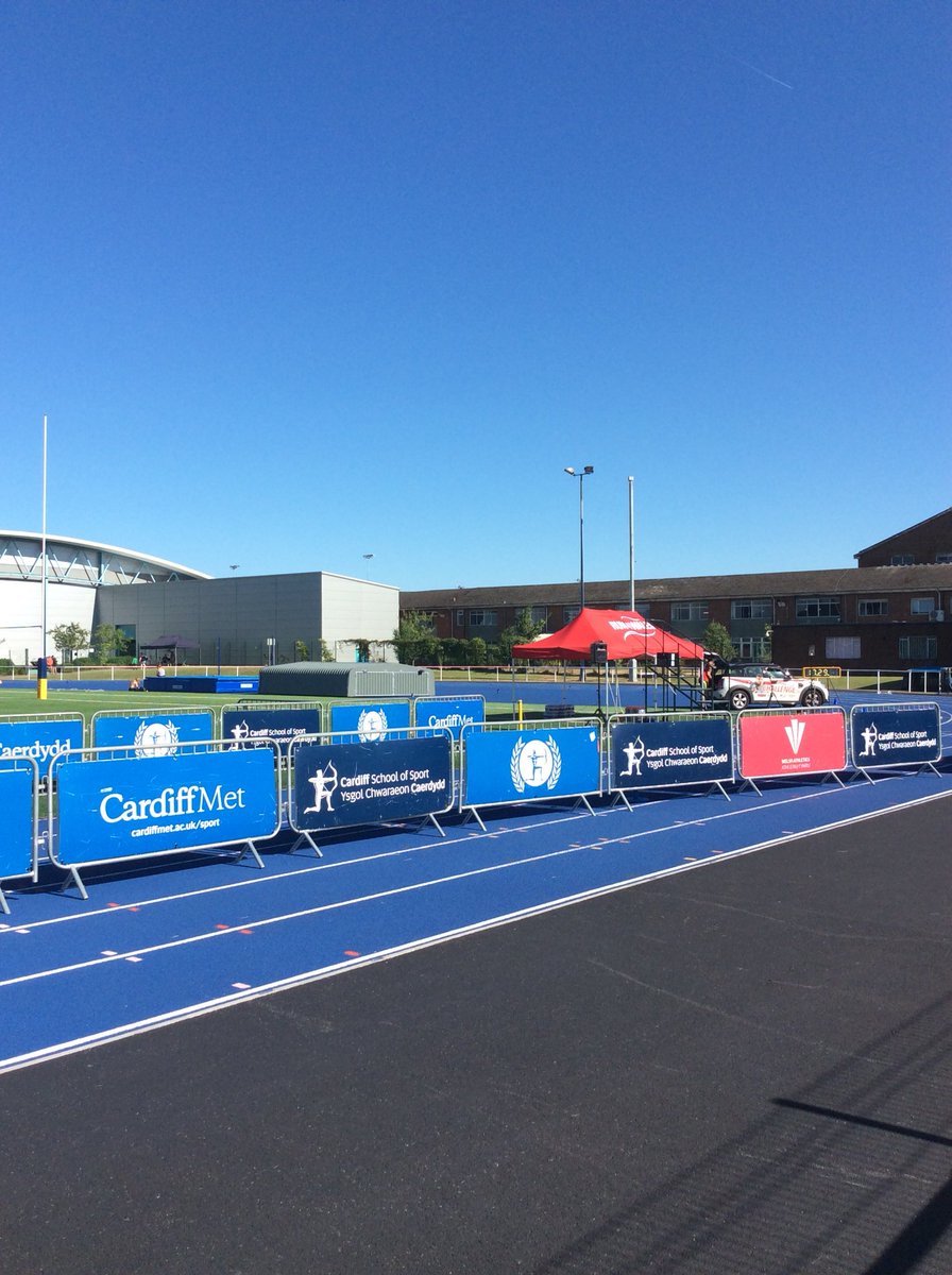 Met_athletics's tweet photo. Everything set up ready for a fantastic evening on the track at the @met_miles #RunMetCommunityMile #PancreaticCancer https://t.co/czG4L07hkP