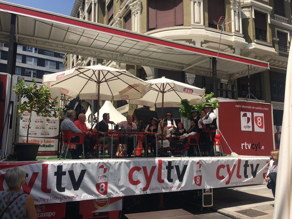 JuanFranMartinF's tweet photo. 📌13 años después nuestro “camión escenario” sigue en servicio 
En 2005 fue la unidad móvil más impactante de TVCYL haciendo más de 100coberturas en 26ciudades 

🥇Mérito de Chefo,Jorge,Soto,Jose,Rafa,Josico,Antoine,Miguel y muchos otros

🔝Actitud e ilusión para pensar en grande https://t.co/xLns0d4fpR